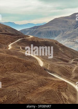 Winding Bergstraße durch die raue Landschaft von Dagestan, Russland Stockfoto
