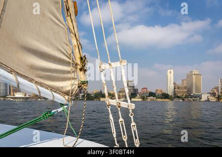 Kairo, Ägypten, 25.07.21. Traditionelles Felucca-Holzrumpfboot auf dem Nil mit natürlichem Baumwollsegel, Seilen und Takelage, Landschaft der Gezira-Insel Stockfoto