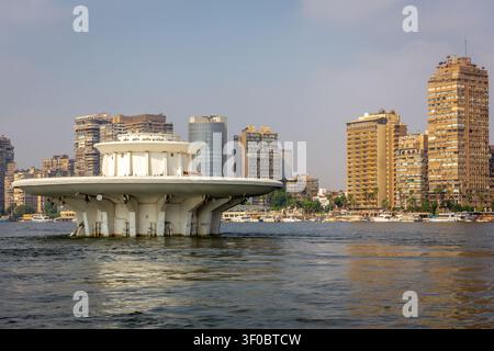 Brunnensstruktur am Nil auf dem Nil, Kairo, Ägypten, Nahaufnahme mit der Stadt Gizeh im Hintergrund. Stockfoto