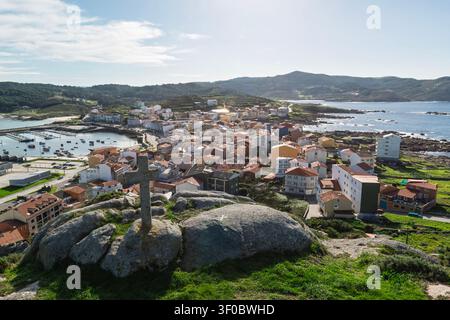 Blick vom Gipfel des Monte Corpiño auf das Fischerdorf Muxia und seinen Hafen. Provinz A Coruña, Galicien, Spanien. Stockfoto