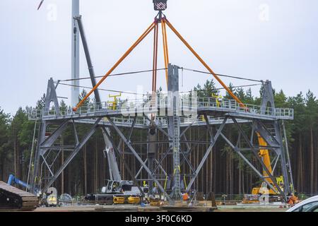Montage des letzten Turmsegments auf dem GICON-Höhenwindturm, sodass der Turm eine Höhe von 157 m erreicht. Die weltweit größte Windturbine Stockfoto