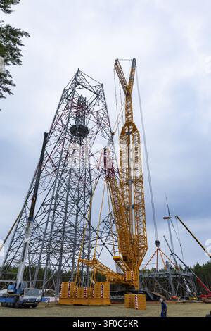 Montage des letzten Turmsegments auf dem GICON-Höhenwindturm, sodass der Turm eine Höhe von 157 m erreicht. Die weltweit größte Windturbine Stockfoto