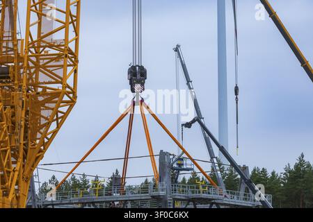 Montage des letzten Turmsegments auf dem GICON-Höhenwindturm, sodass der Turm eine Höhe von 157 m erreicht. Die weltweit größte Windturbine Stockfoto