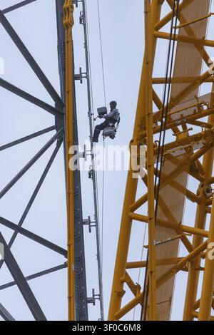 Montage des letzten Turmsegments auf dem GICON-Höhenwindturm, sodass der Turm eine Höhe von 157 m erreicht. Die weltweit größte Windturbine Stockfoto