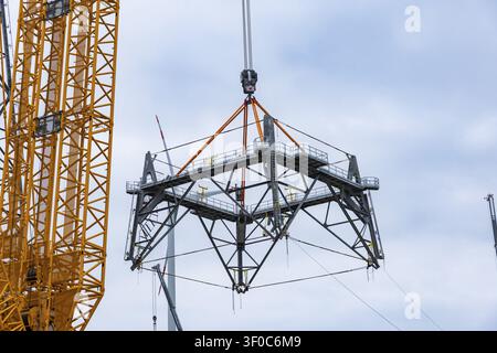 Montage des letzten Turmsegments auf dem GICON-Höhenwindturm, sodass der Turm eine Höhe von 157 m erreicht. Die weltweit größte Windturbine Stockfoto
