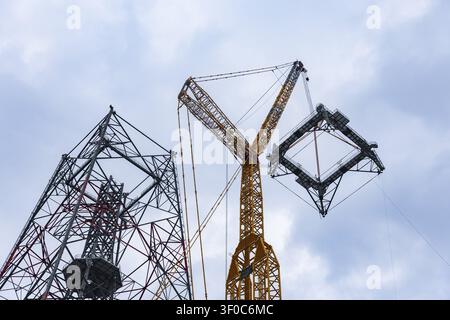 Montage des letzten Turmsegments auf dem GICON-Höhenwindturm, sodass der Turm eine Höhe von 157 m erreicht. Die weltweit größte Windturbine Stockfoto