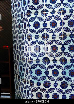 Istanbul - 24. Sep. 2024 - detaillierter Keramikpfeiler mit kunstvollen blau-roten floralen osmanischen Fliesen, der traditionelle architektonische Handwerkskunst hervorhebt Stockfoto