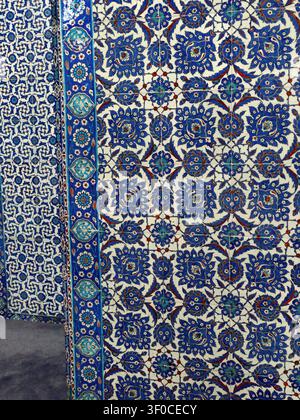 Istanbul - 24. Sep. 2024 - kompliziertes blau-weißes osmanisches Fliesenmuster mit zarten Blumenmotiven und traditioneller Keramikhandwerkskunst. Rustem pas Stockfoto