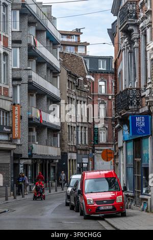 Chaussée des Prés im Outremeuse-Viertel von Liège, gesäumt von traditionellen Nachbarschaftsläden, einigen leerstehenden Gewerbeflächen und bescheidenen Wohnhäusern Stockfoto