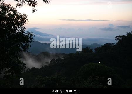 Nebliger Bergblick von Minca über Santa Marta, Kolumbien Stockfoto