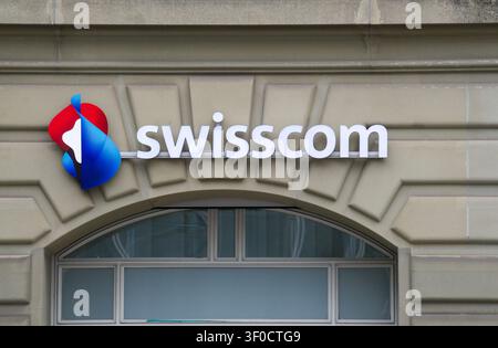 Bern, Schweiz – 10. Juni 2026: Swisscom-Unternehmenslogo-Schild, das an einer historischen Gebäudefassade montiert ist. Swisscom ist der größte Telekommunikationsanbieter Stockfoto