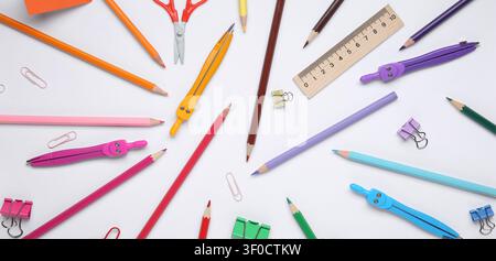 Bunte Schreibwaren auf weißem Hintergrund angeordnet Stockfoto