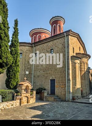 Kalambaka, Griechenland - 24. Juli 2024: Meteora-Gruppe von Klöstern. Kirche des Klosters Sankt Stefan mit einer kleinen Kapelle außen Stockfoto