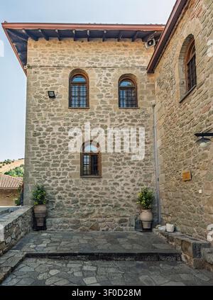 Kalambaka, Griechenland - 24. Juli 2024: Meteora-Gruppe von Klöstern. Kloster des Heiligen Stefan, Wohnräume der Nonnen, Gebäude Stockfoto