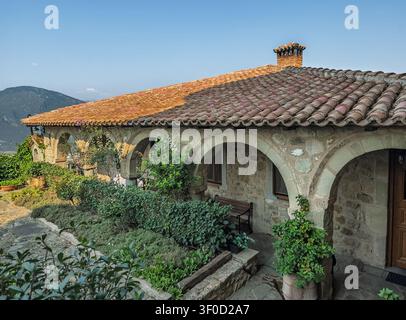 Kalambaka, Griechenland - 24. Juli 2024: Meteora-Gruppe von Klöstern. Kloster Sankt Stefan: Seitengalerie neben dem Garten Stockfoto