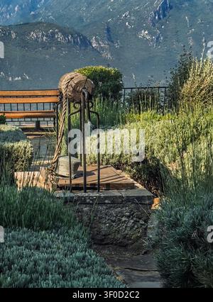 Kalambaka, Griechenland - 24. Juli 2024: Meteora-Klosterensemble. Kloster des Heiligen Stephanus: Garten mit antiker Wasserbrunnenanlage Stockfoto
