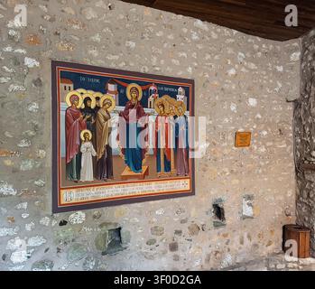 Kalambaka, Griechenland – 24. Juli 2024: Meteora, Kloster des Heiligen Stefan, ein Nonnenkloster: Die Jungfrau Maria (Theotokos), identifiziert durch die Inschrift „Mutter der Stockfoto