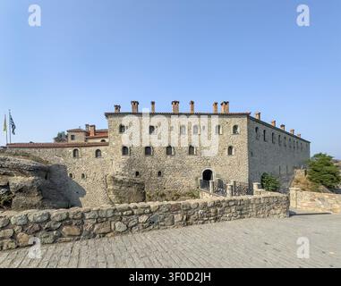 Kalambaka, Griechenland – 24. Juli 2024: Meteora, Kloster Sankt Stefan: Schlucht zwischen dem Kloster und dem nächsten Felsplateau mit dem Weg hinein Stockfoto