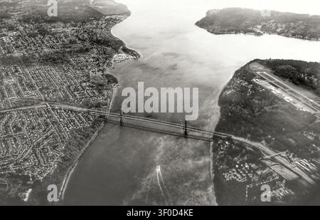 Luftbild in Schwarz-Weiß der Tacoma-Narrows-Brücke und der Puget Sound Stockfoto