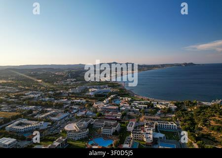 Hohe Luftpanoramablick auf die Küste von Kolymbia, Luxusresorthotels mit Schwimmbädern und langem Strand auf der Insel Rhodos, Griechenland. Stockfoto