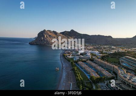 Luftpanoramablick auf den Strand von Kolymbia, Luxusresorthotels und das ruhige Mittelmeer auf der Insel Rhodos, Griechenland. Schöne Sommerküste Stockfoto