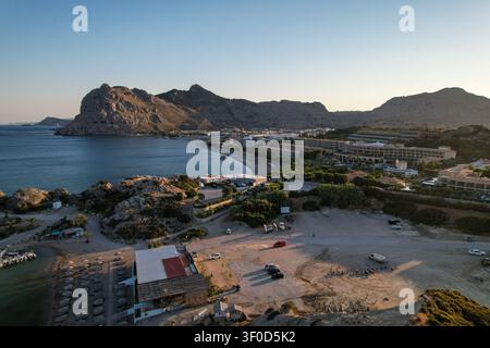 Luftbildlandschaft von Limanaki-Strand in Richtung Kolymbia-Resorthotels, ruhiges Mittelmeer und malerischer Berg auf der Insel Rhodos, Griechenland. Stockfoto