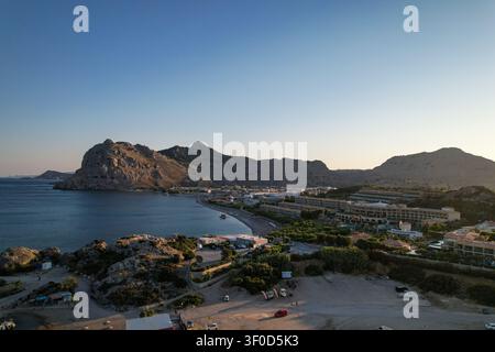 Luftbildlandschaft von Limanaki-Strand in Richtung Kolymbia-Resorthotels, ruhiges Mittelmeer und malerischer Berg auf der Insel Rhodos, Griechenland. Stockfoto
