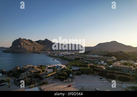 Luftbildlandschaft von Limanaki-Strand in Richtung Kolymbia-Resorthotels, ruhiges Mittelmeer und malerischer Berg auf der Insel Rhodos, Griechenland. Stockfoto
