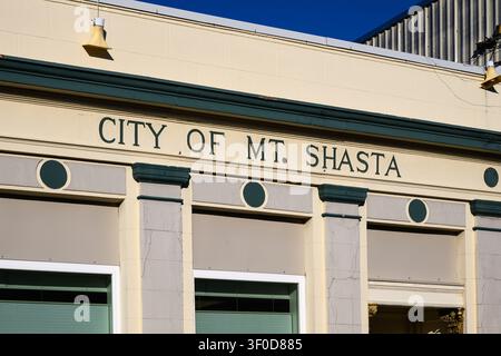 Mount Shasta, CA, USA - 23. Juni 2026; Namensaufnahme auf dem Rathaus des Stadtverwaltungsgebäudes von Mount Shasta im Siskiyou County Stockfoto