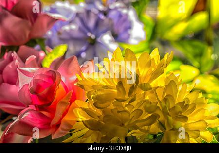 Lebendige Auswahl an künstlichen Blumen im Innenraum Stockfoto