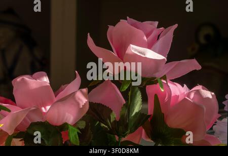 Lebendige rosa künstliche Blumen im Innenraum Stockfoto