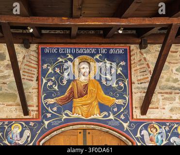 Kalambaka, Griechenland – 24. Juli 2024: Heiligenkloster des Großen Meteoron, Meteora. Malerei von Jesus Christus mit dem Text: Dies ist der König der Herrlichkeit. Er Stockfoto