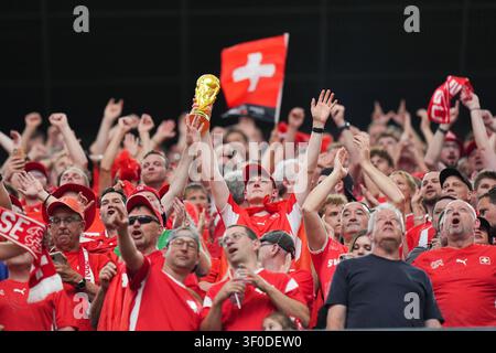 Vancouver, Ciudad de Mexico, Kanada. 7. Juli 2026. Schweizer Fans feiern mit dem WM-Pokal nach dem Sieg beim Spiel während des FIFA-WM-2026-Achtelfinalspiels zwischen der Schweiz und Kolumbien im BC Place Vancouver. am 7. Juli 2026 in Vancouver, Kanada. (Bildnachweis: © Leonardo Ramirez/eyepix über ZUMA Press Wire) NUR FÜR REDAKTIONELLE NUTZUNG! Nicht für kommerzielle NUTZUNG! Bildnachweis: ZUMA Press, Inc./Alamy Live News Stockfoto