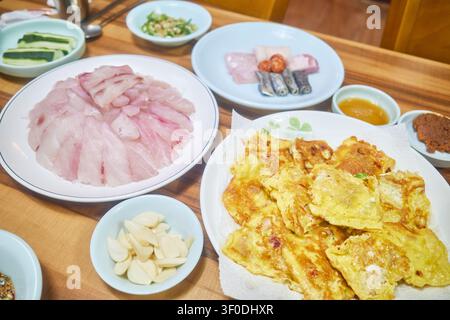 Luxuriöses Ganzspeisen-Frühjahrs-Saison-Bankett mit rohen Scheiben, gebratenen Stücken und Beilagen, das die authentische Küsten-Sommer-Stärke beim Essen perfekt einfängt. Stockfoto