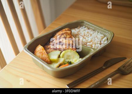 Leckerer gegrillter Fisch serviert mit Reis und Gemüse Stockfoto