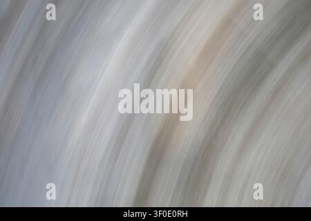 Abstrakte ICM-Fotografie (Intentional Camera Movement) mit einem fließenden Übergang von kühlen Grautönen, Perlmuttweiß und Taubengrau. Weiche Bewegungsunschärfe erzeugt eine Stockfoto