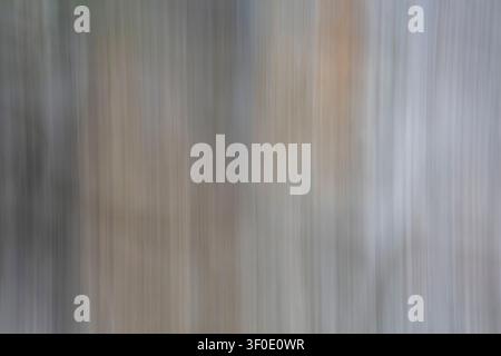 Abstrakte minimalistische Textur mit absichtlicher Kamerabewegung (ICM). Vertikale Bewegungsunschärfe in Schiefergrau- und Taupetönen erzeugt eine raffinierte, flüssige Wirkung Stockfoto