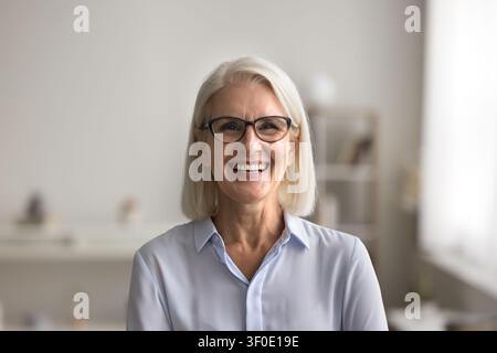 Porträt einer glücklichen, motivierten, attraktiven, reifen Geschäftsfrau mit Brille Stockfoto
