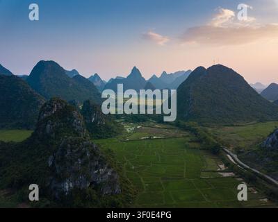 Luftaufnahme von Karstbergen und grünen Reisfeldern in Guilin, China Stockfoto
