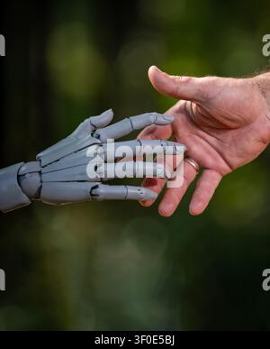 Roboterhände mit menschlicher Fürsorge. Menschliche Hände in robotischer Unterstützung. Roboterhände zum Schutzkonzept. Menschliche Hände mit Roboter-Menschlichkeit. Stockfoto