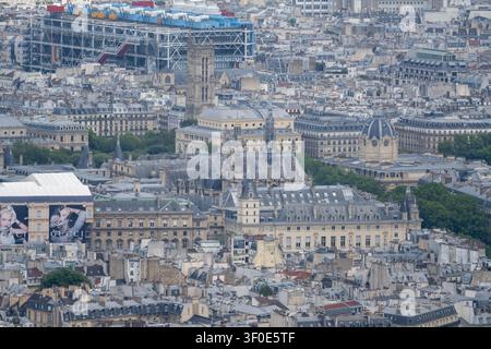 Erhöhte Ansicht über die Dächer des zentralen Pariser Stadtzentrums mit dem Centre Pompidou und historischen Gebäuden, fotografiert vom Montparnasse-Turm in Paris, Frankreich. Stockfoto