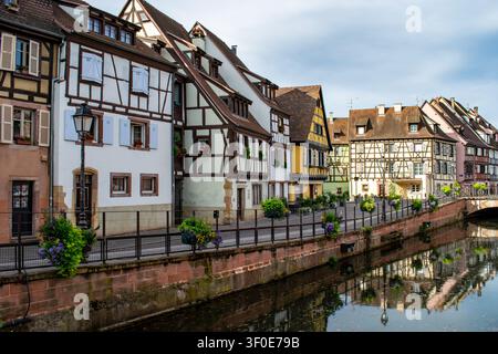 Fachwerkhäuser, die sich im Kanal von Little Venice in Colmar, Elsass, Frankreich, an einem friedlichen Sommermorgen spiegeln. Stockfoto