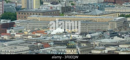Telefoto-Stadtansicht über das Zentrum Berlins mit dichten Dächern, öffentlichen Gebäuden und urbaner Architektur, fotografiert vom Berliner Fernsehturm. Stockfoto