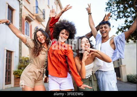 Eine bunte Gruppe von Freunden zelebriert Freude und Zweisamkeit auf Reisen und drückt pures Glück aus Stockfoto