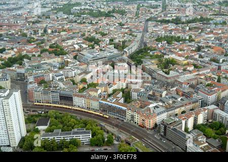 Panoramablick vom Berliner Fernsehturm mit dichten Berliner Vierteln, roten Dächern und einer S-Bahn-Strecke, die sich durch die Stadt schneidet, Deutschland. Stockfoto