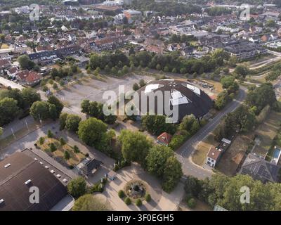 BRÜGGE, BELGIEN - 7. JULI 2026: Luftaufnahme des großen schwarzen Kuppeldachs des Delphinariums im Boudewijn Seapark Stockfoto