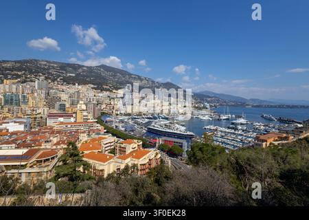 Das Viertel Monte Carlo und der darunter liegende Hafen Port Hercule, gelegen im Herzen des Fürstentums Monaco Stockfoto