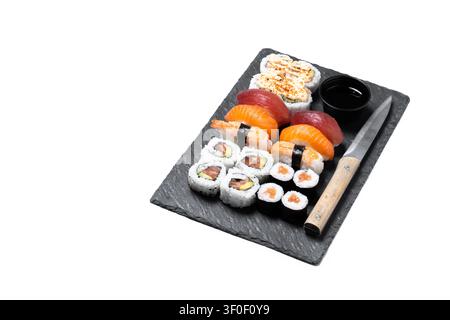 Verschiedenes Sushi-Platte mit Nigiri und Maki-Rollen isoliert auf weißem Hintergrund Stockfoto