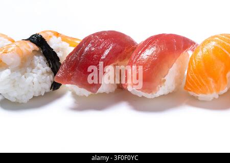 Verschiedenes Nigiri-Sushi mit Lachs, Thunfisch und Garnelen isoliert auf weißem Hintergrund Stockfoto