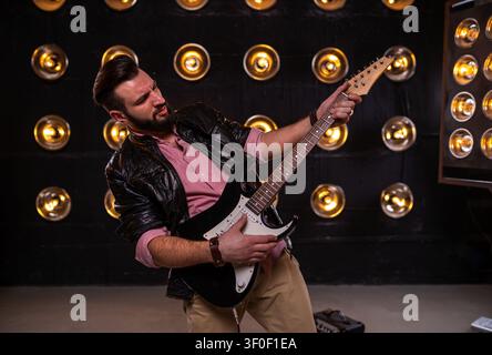 Gitarrist spielt emotional E-Gitarre auf der Bühne Stockfoto